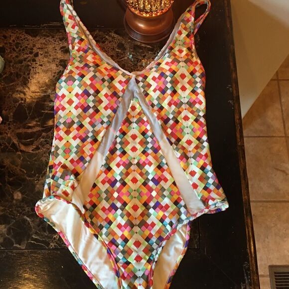 NEIMAN MARCUS Sunny Block w Mesh One Piece - Picture 12 of 16